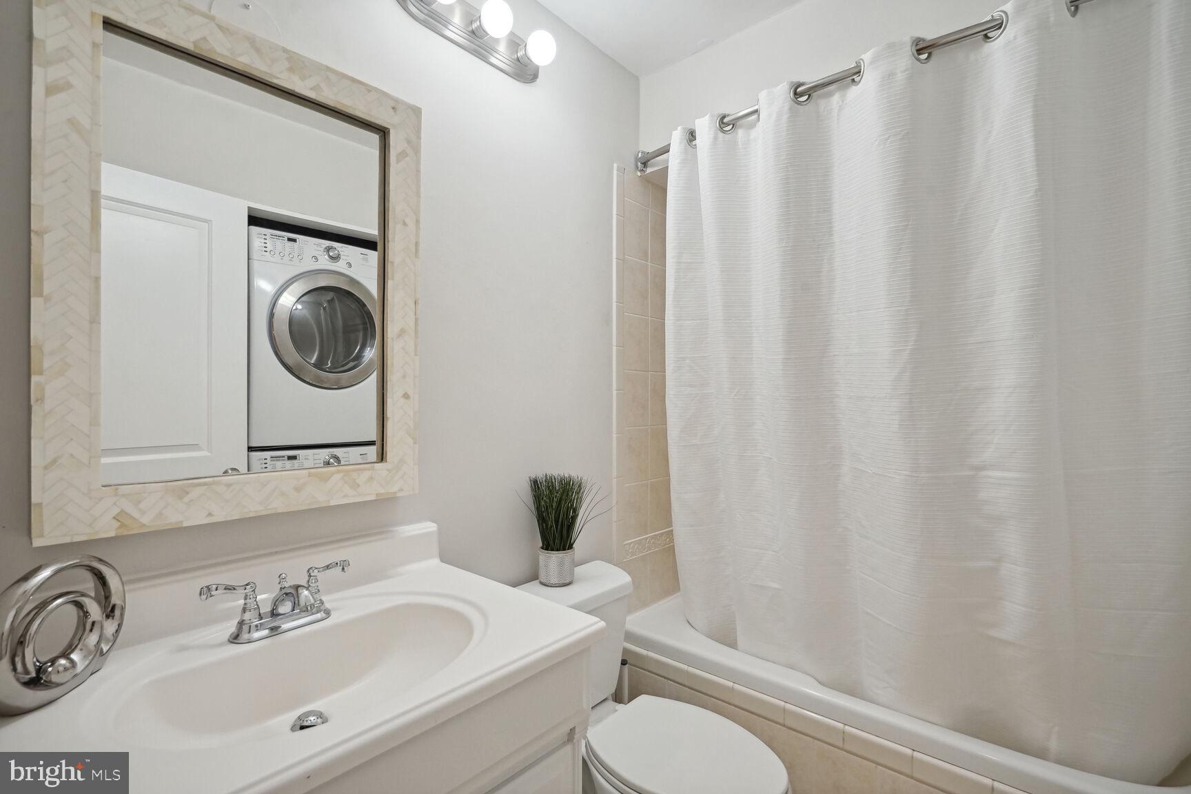 11307 Geddys Court Reston, VA 20191 - Photo 22 of 27 Main level full bath