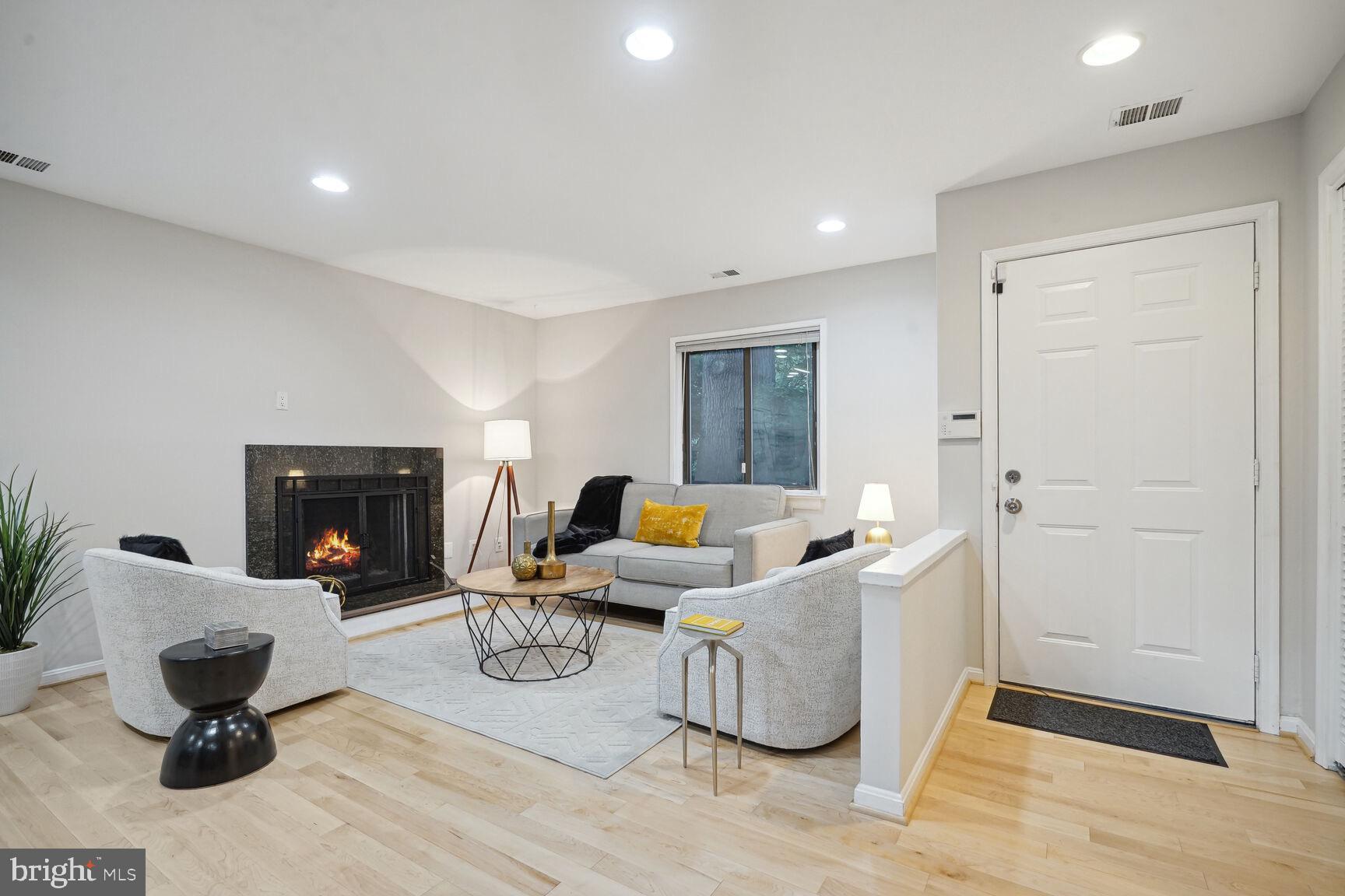 11307 Geddys Court Reston, VA 20191 - Photo 4 of 27 Living room