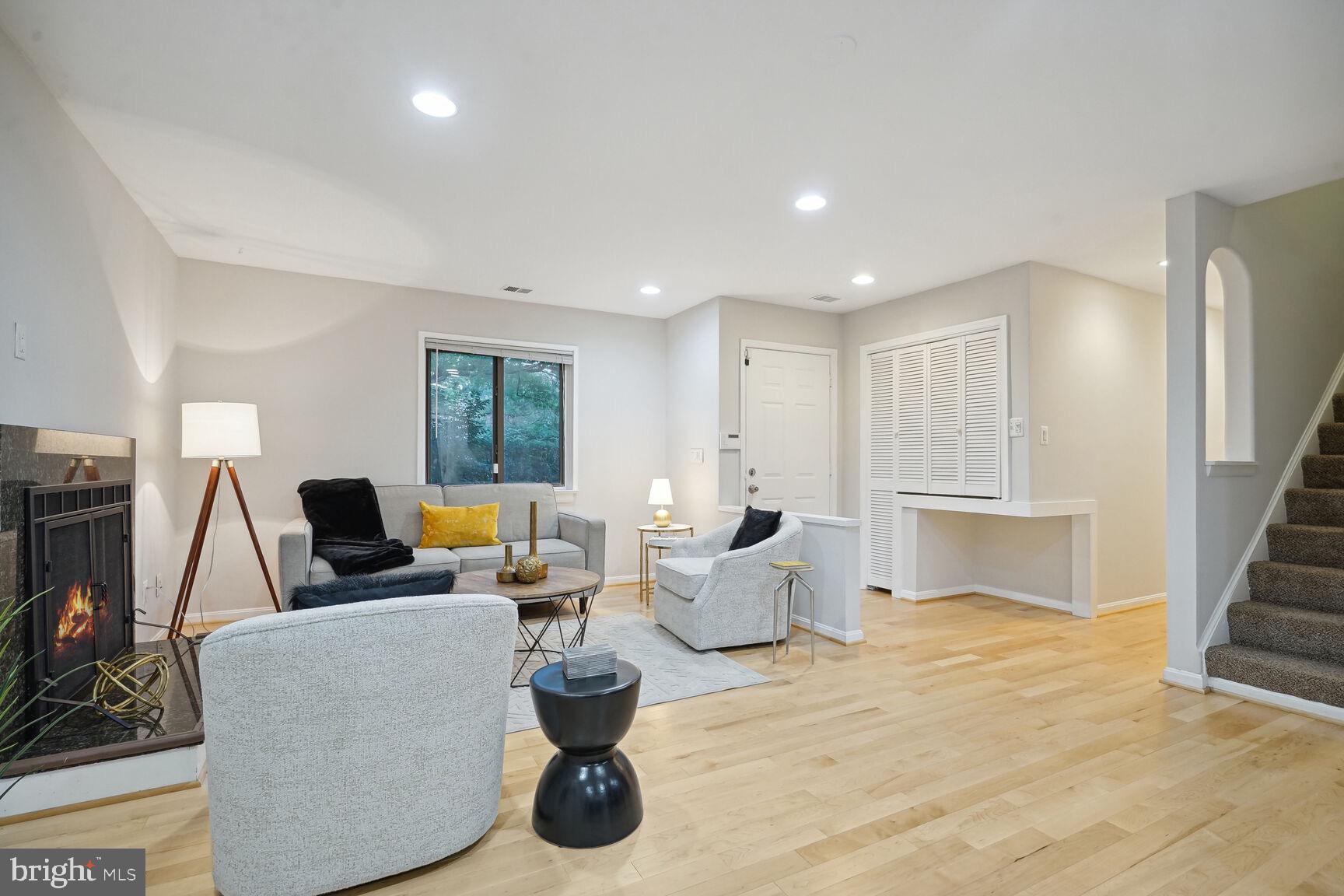 11307 Geddys Court Reston, VA 20191 - Photo 5 of 27 Recessed lights