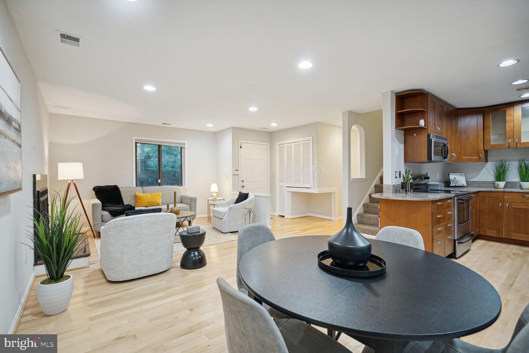 11307 Geddys Court Reston, VA 20191 - Photo 6 of 27 Dining area off kitchen