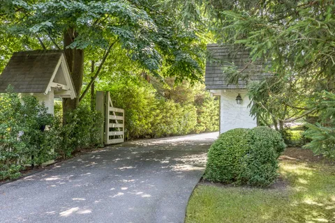 $7,995,000 | 19 Roberts Lane, East Hampton, NY 11937
