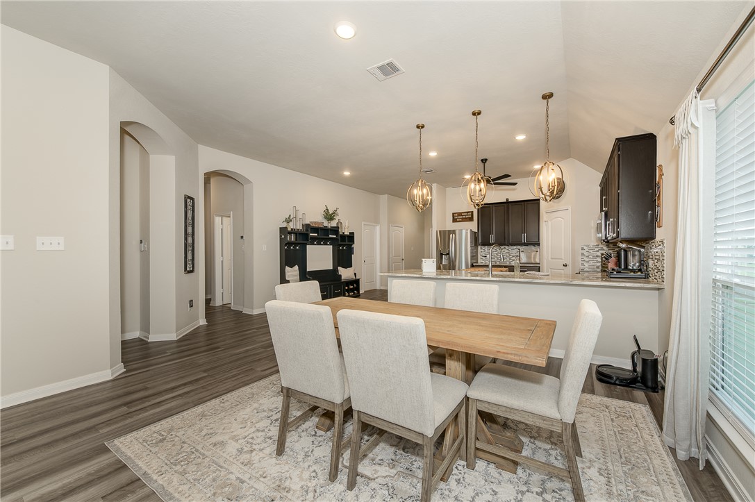 2078 Viva Road Bryan, TX 77807 - Photo 5 of 32