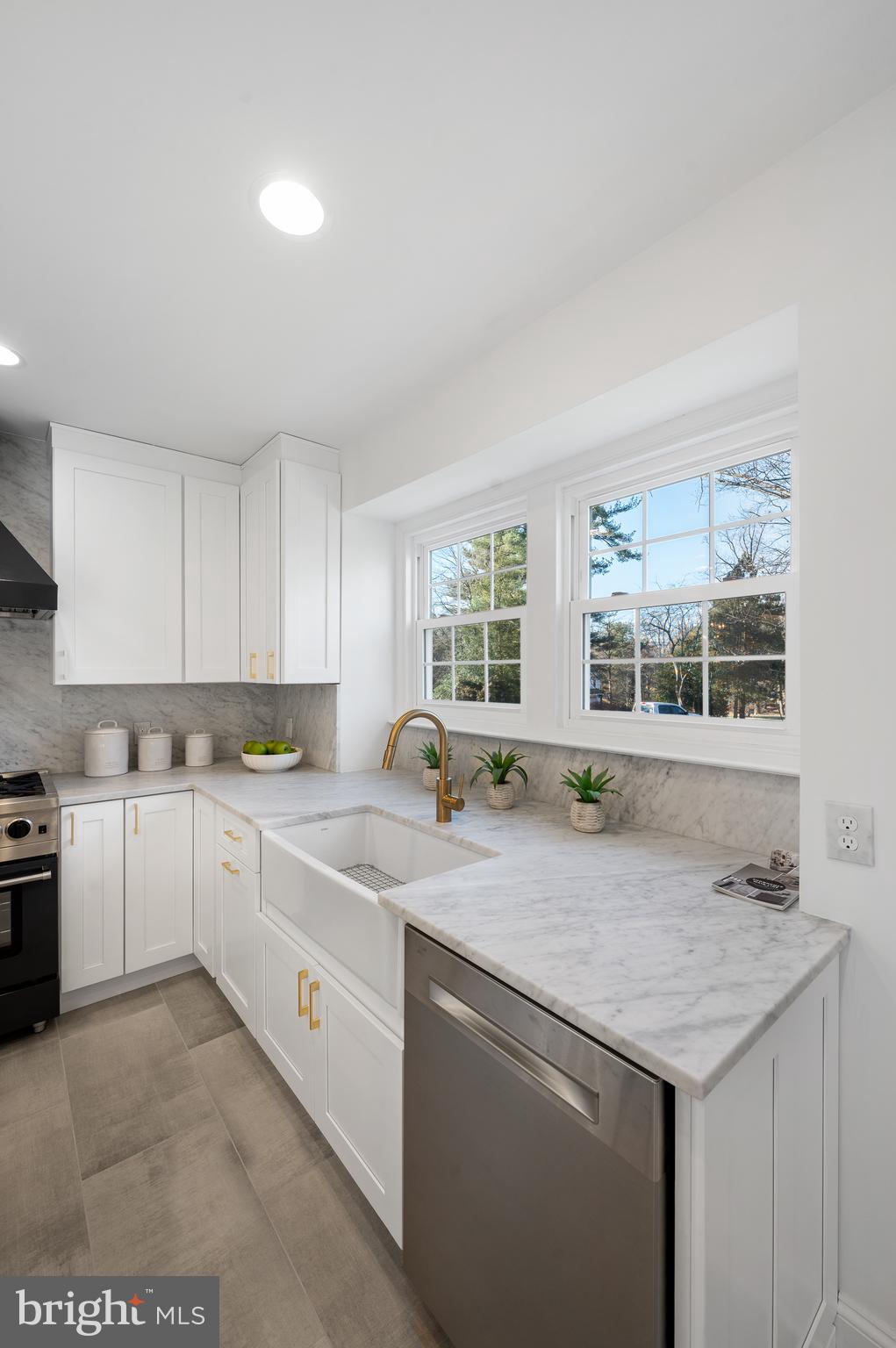 106 Deep Dene Road Villanova, PA 19085 - Photo 9 of 42 Marble backsplash & countertops
