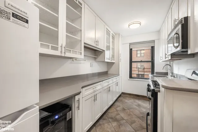 $755,000 | 210 East Broadway, Unit H1305 | Lower East Side