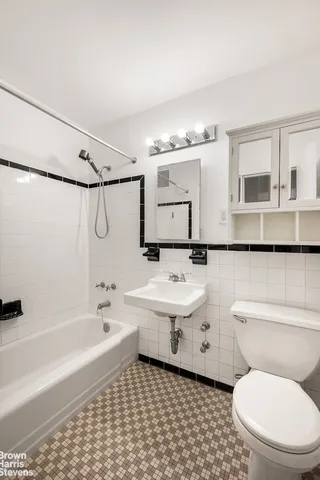 $755,000 | 210 East Broadway, Unit H1305 | Lower East Side