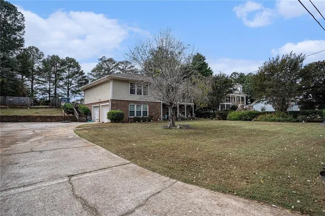 a view of a house with a yard