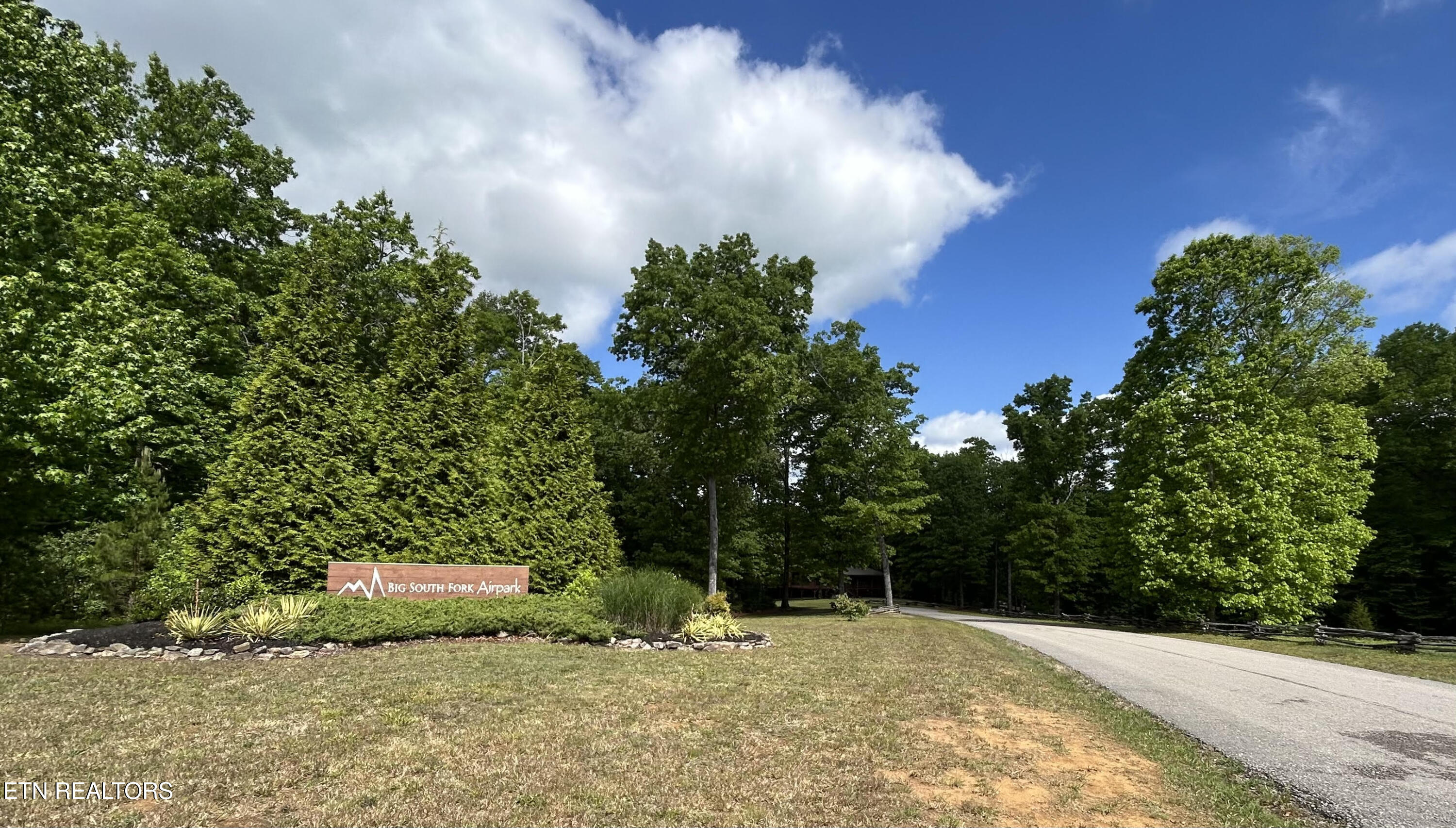 150 Red Oak Drive Oneida, TN 37841 - Photo 39 of 39 Airpark Entrance