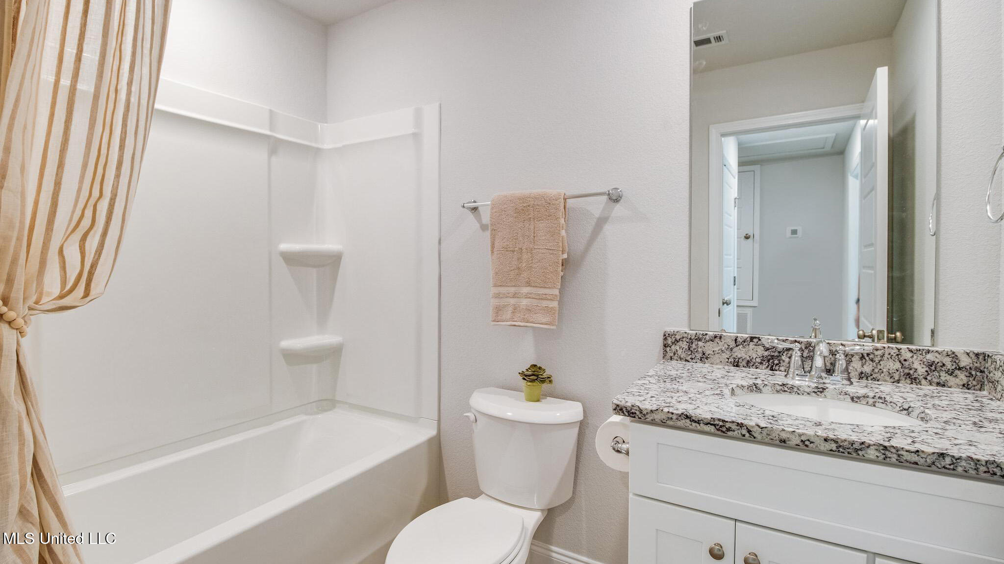 127 Harper Grove Circle Ocean Springs, MS 39564 - Photo 27 of 31 Bathroom