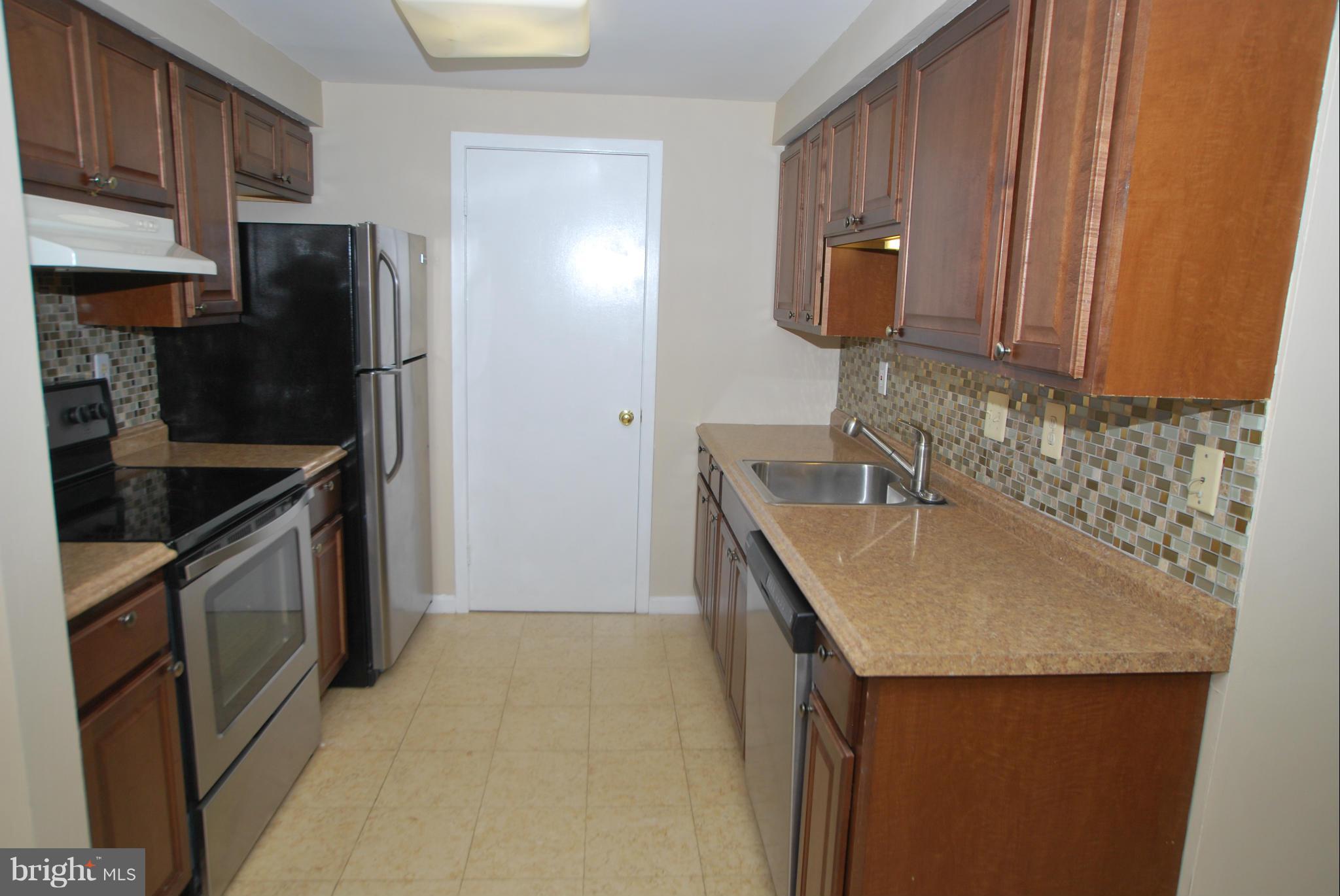 9769 Hellingly Place, Unit 1 Gaithersburg, MD 20886 - Photo 2 of 16 Kitchen