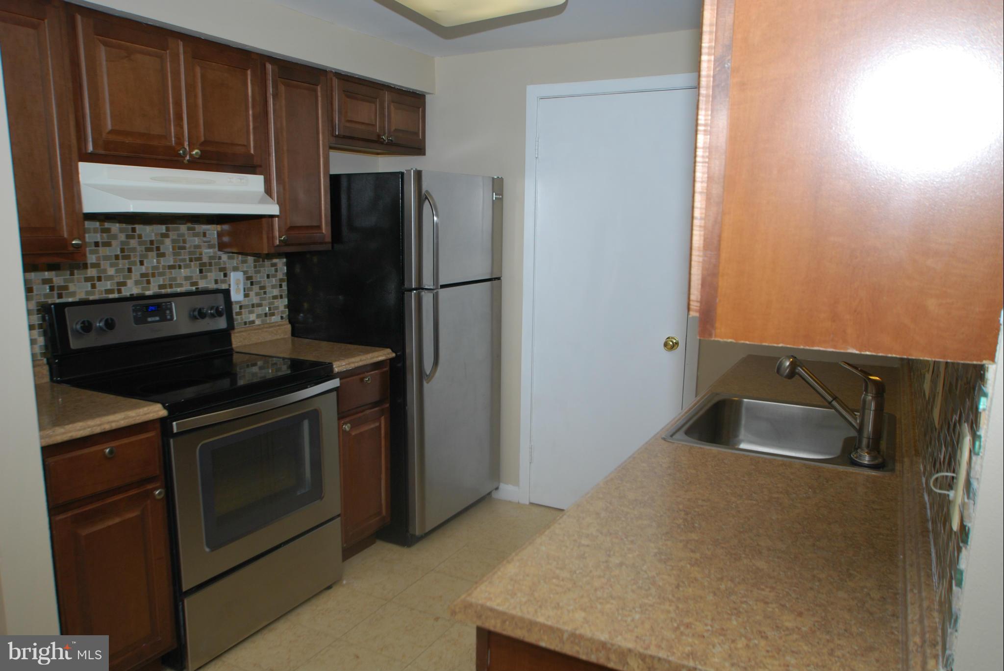 9769 Hellingly Place, Unit 1 Gaithersburg, MD 20886 - Photo 3 of 16 Kitchen