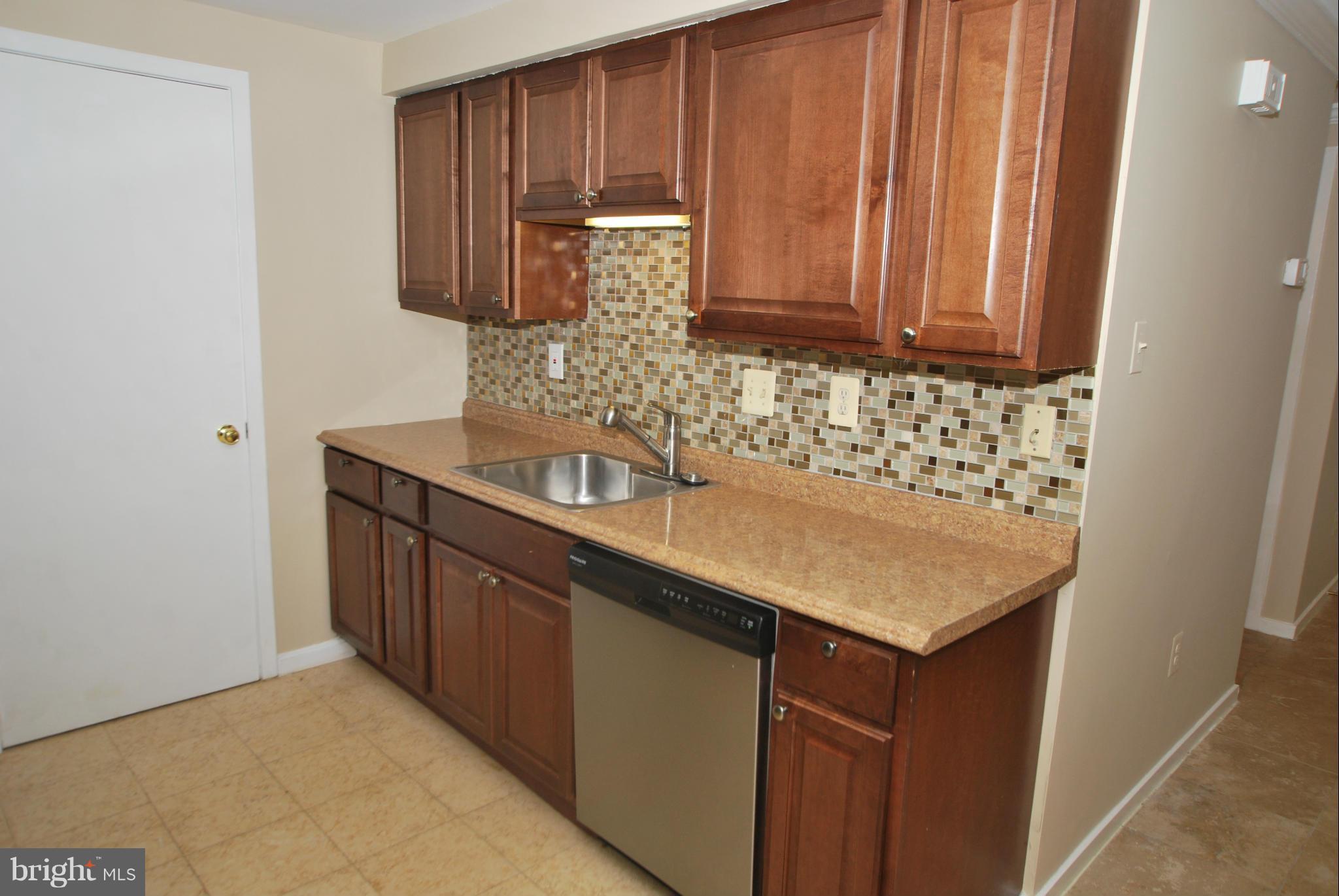 9769 Hellingly Place, Unit 1 Gaithersburg, MD 20886 - Photo 4 of 16 Kitchen
