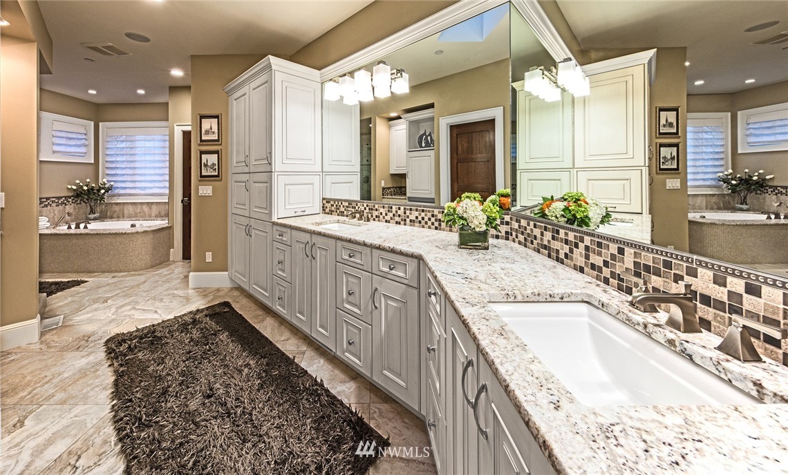 920 Belfair Road Bellevue, WA 98004 - Photo 12 of 25 Gallery Image 12