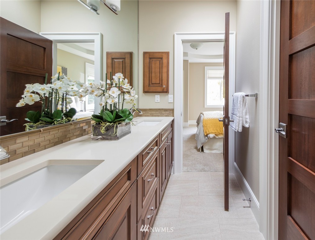 920 Belfair Road Bellevue, WA 98004 - Photo 17 of 25 Gallery Image 17