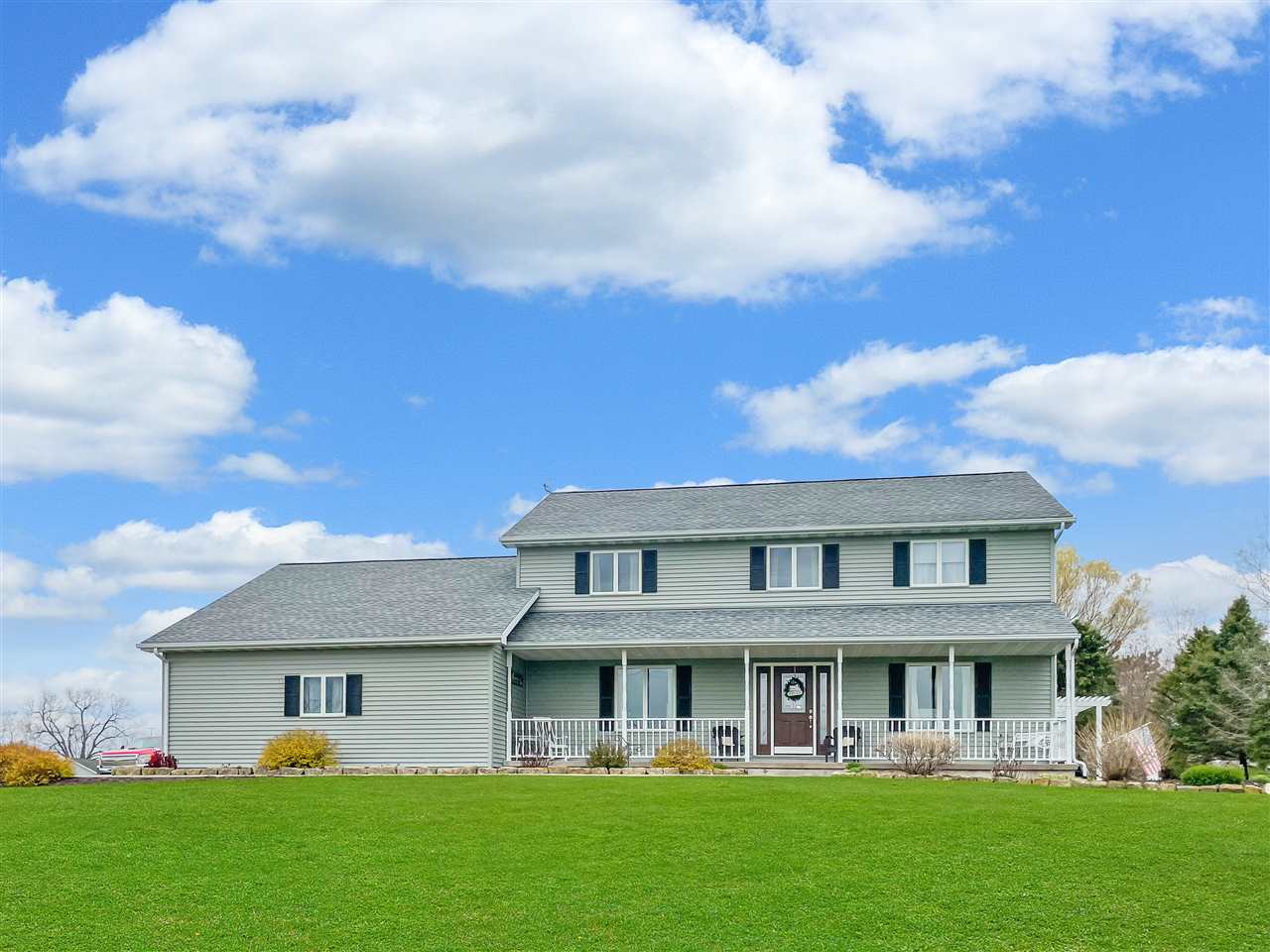 a view of a yard in front of the house