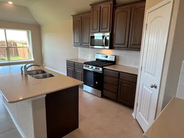 $1,995 | 913 Beverly Drive, Cleburne, TX 76033