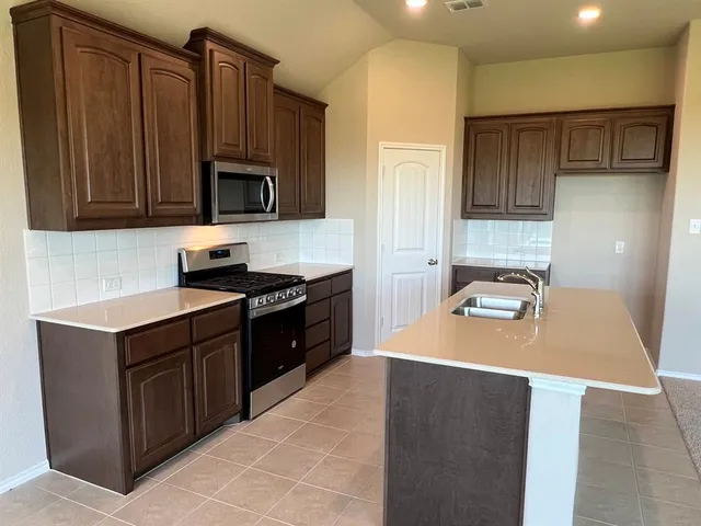 $1,995 | 913 Beverly Drive, Cleburne, TX 76033