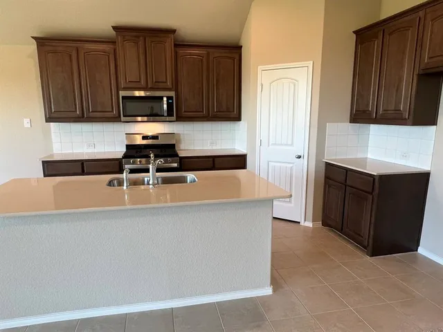 $1,995 | 913 Beverly Drive, Cleburne, TX 76033