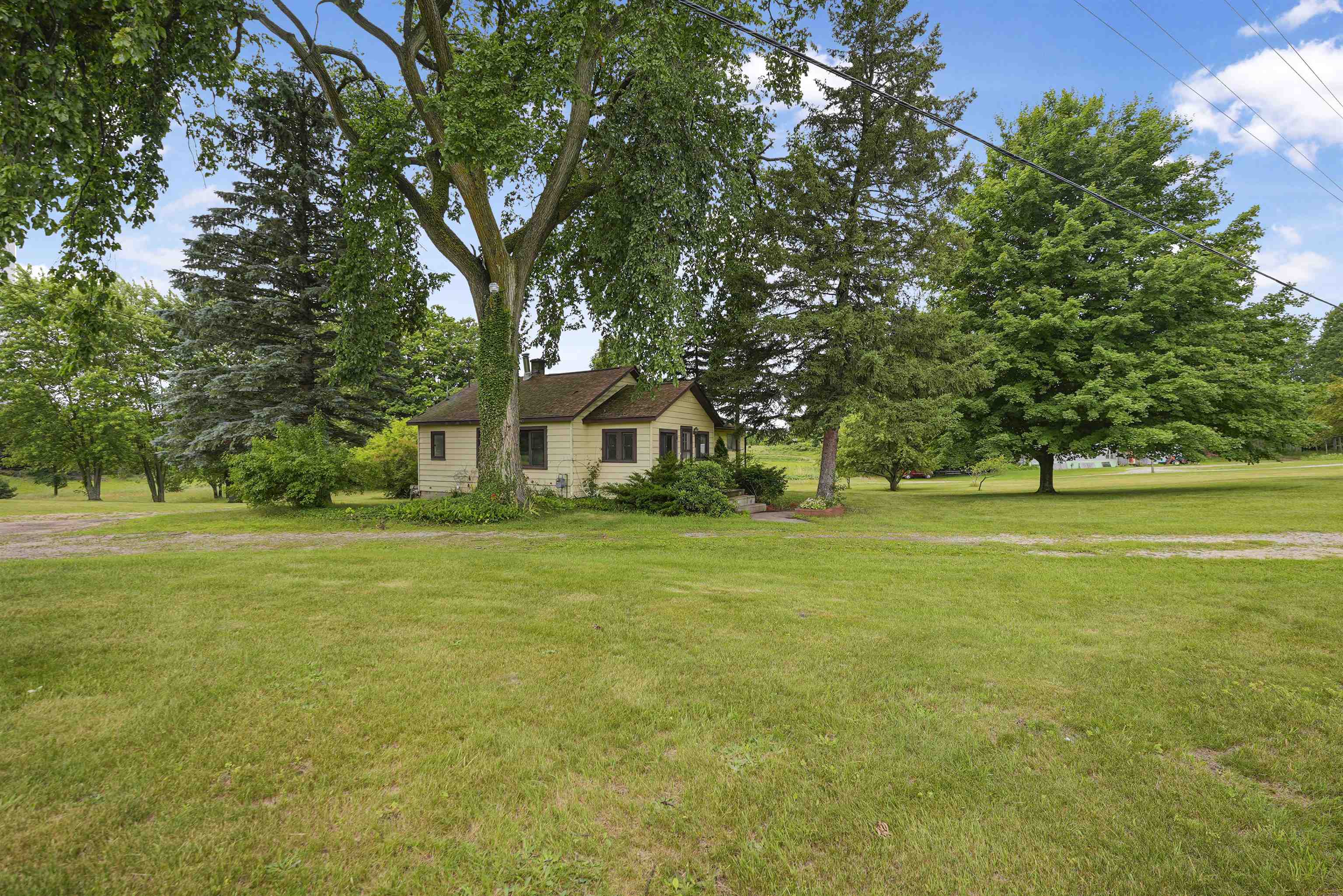 1280 South Garfield Road Traverse City, MI 49696 - Photo 3 of 51 1936618-7cc750b9-c317-4470-acd6-63ccf6f2496c.JPG