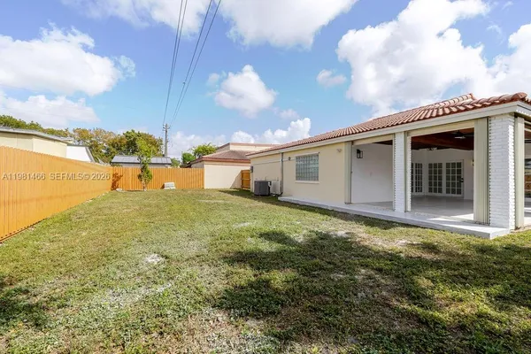 a view of a backyard