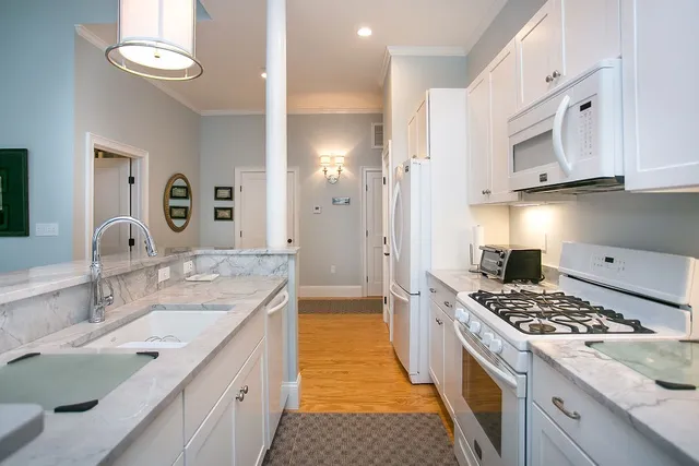 $3,800 | 32 Carey Street, Unit 2C, Newport, RI 02840