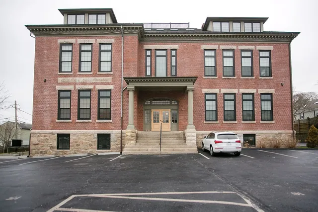 $3,800 | 32 Carey Street, Unit 2C, Newport, RI 02840