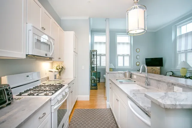 $3,800 | 32 Carey Street, Unit 2C, Newport, RI 02840