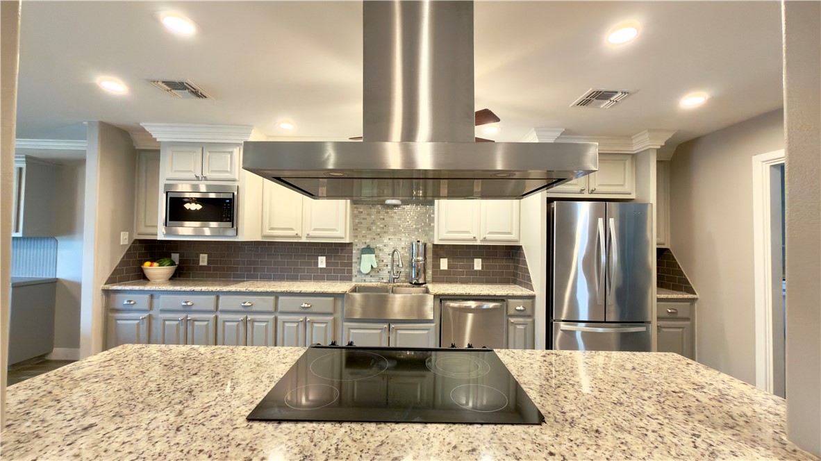 638 Moray Place Corpus Christi, TX 78411 - Photo 10 of 34 Kitchen