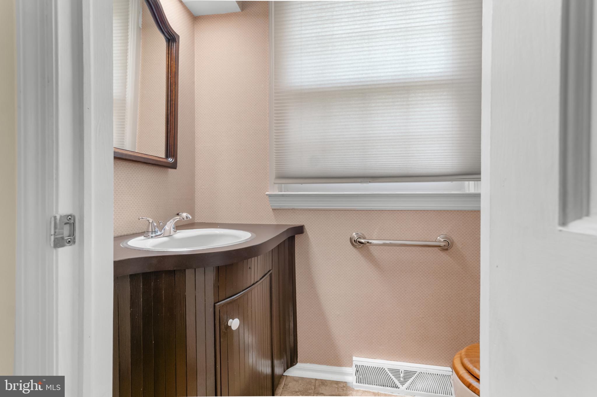 10 Cohee Circle Wilmington, DE 19803 - Photo 13 of 30 a bathroom with a sink and a mirror