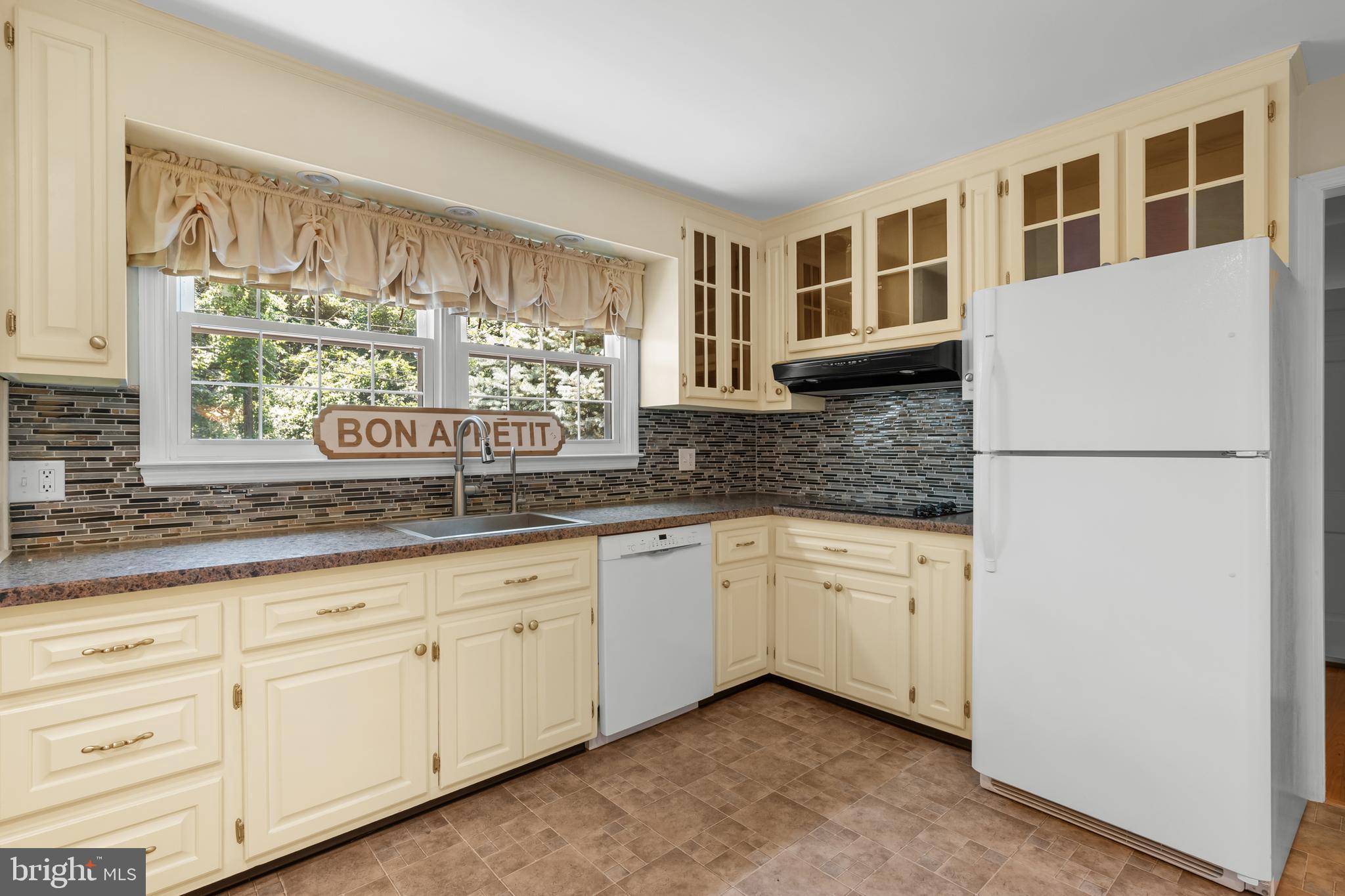 10 Cohee Circle Wilmington, DE 19803 - Photo 7 of 30 a kitchen with granite countertop white cabinets and white appliances
