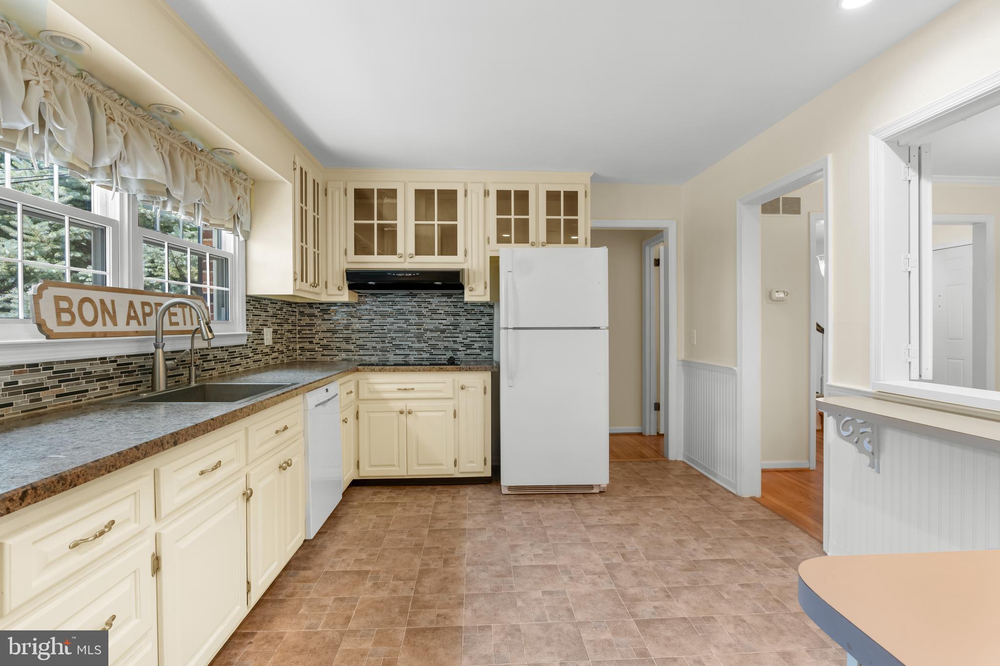 10 Cohee Circle Wilmington, DE 19803 - Photo 8 of 30 a kitchen that has a refrigerator and a sink