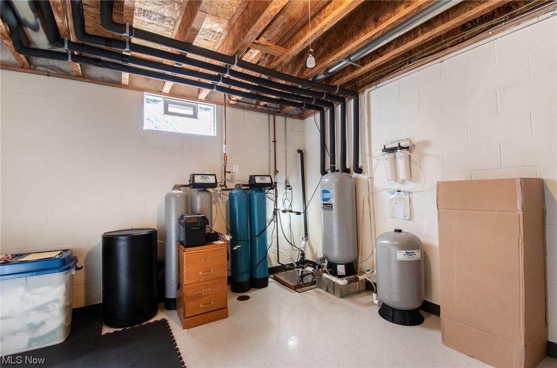 11599 Gladstone Road Warren, OH 44481 - Photo 35 of 35 Reverse Osmosis and water filtration systems.