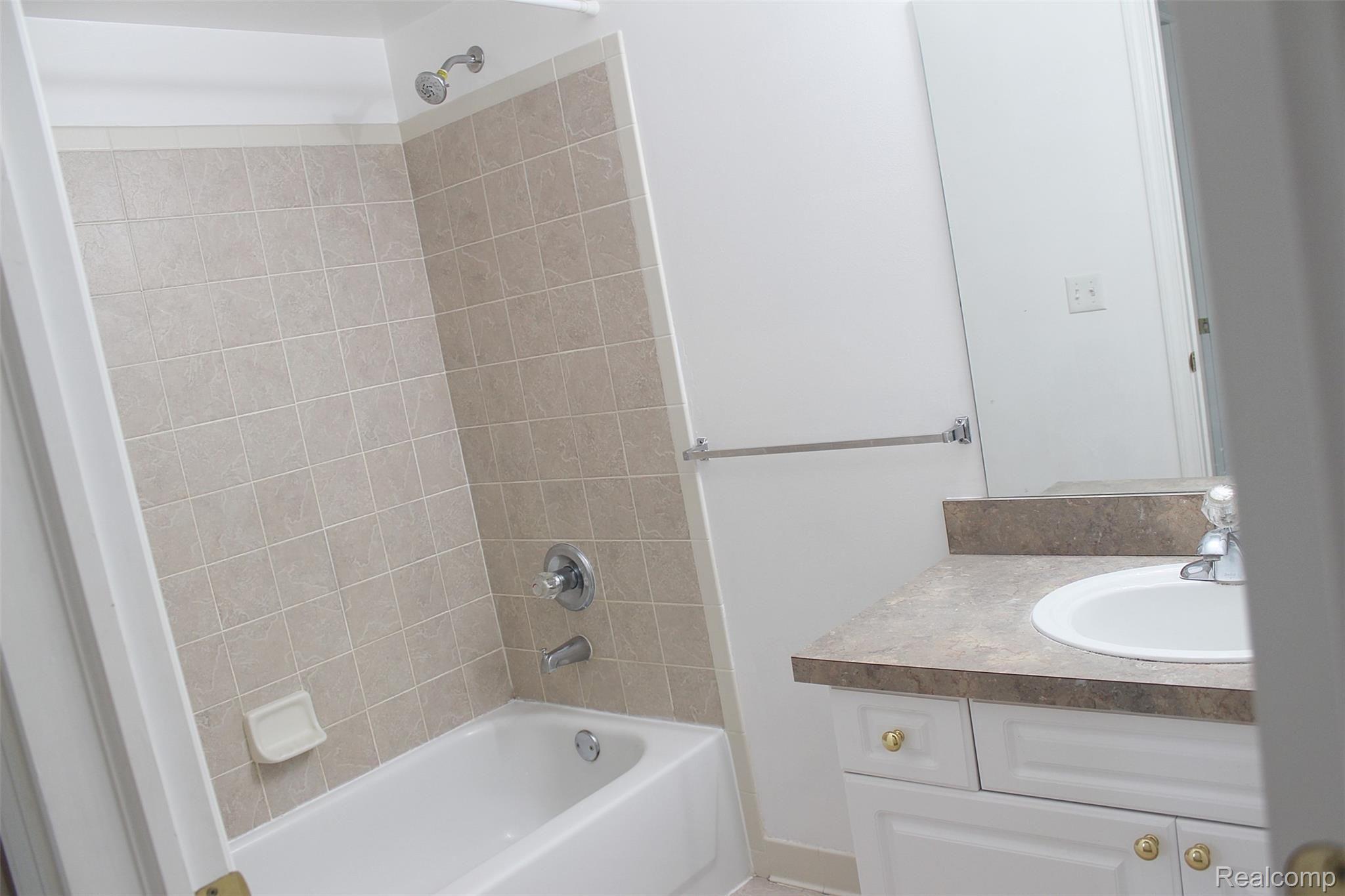 3689 Oakmonte Boulevard, Unit 17 Rochester, MI 48306 - Photo 23 of 31 020_HZP.jpg