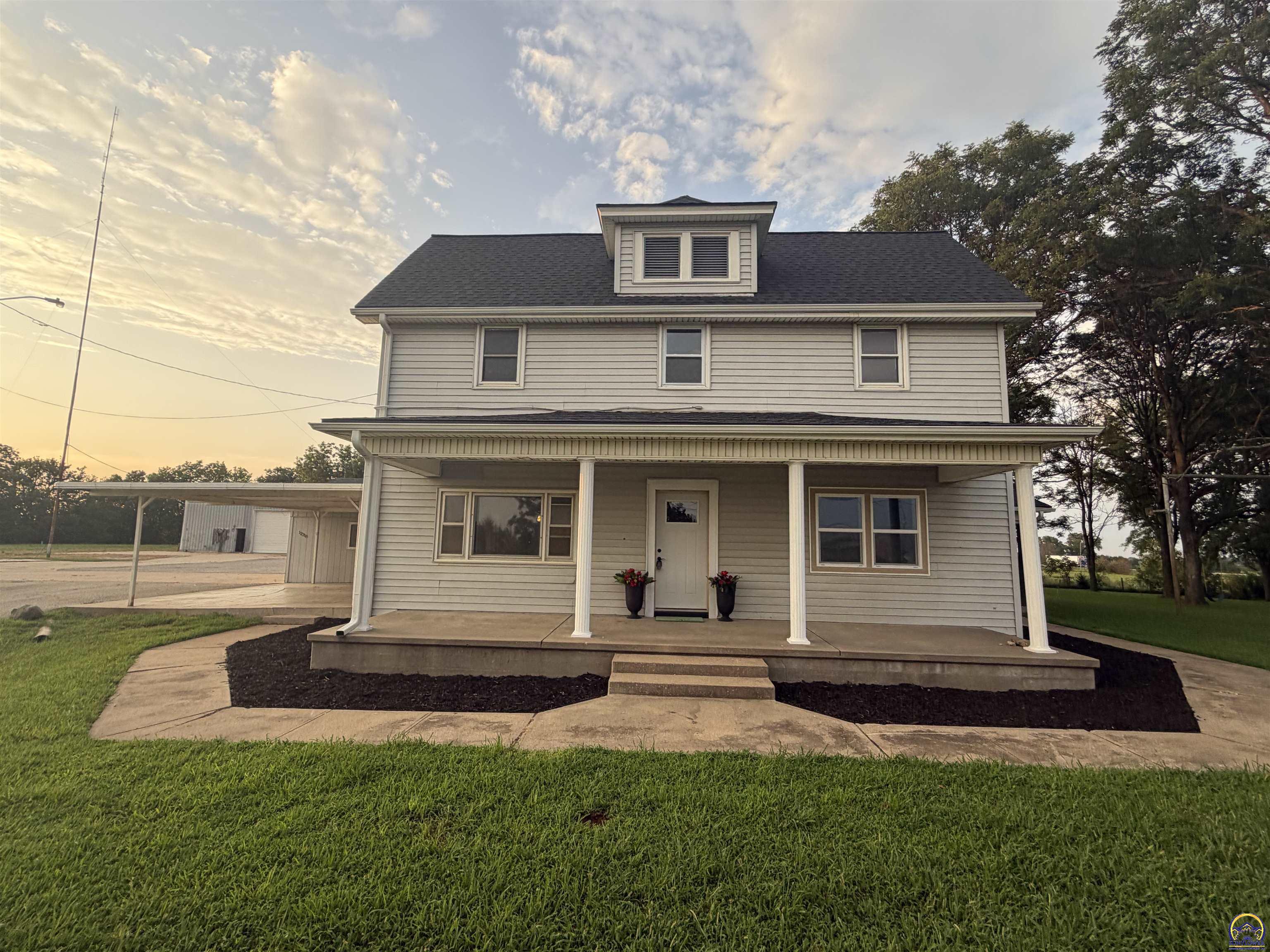 12318 246 Road Holton, KS 66436 - Photo 4 of 70