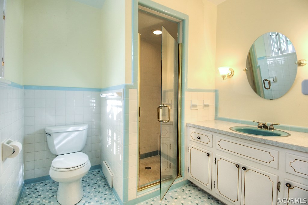 10021 Apache Road Richmond, VA 23235 - Photo 36 of 42 a bathroom with a toilet sink and mirror