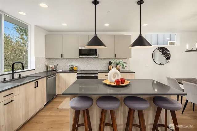 $1,199,995 | 13546 39th Avenue Northeast, Seattle, WA 98125