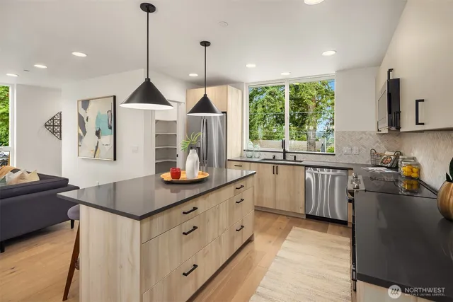 $1,199,995 | 13546 39th Avenue Northeast, Seattle, WA 98125