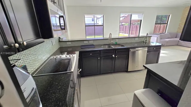 $990,000 | 10032 Northwest 87th Terrace, Doral, FL 33178