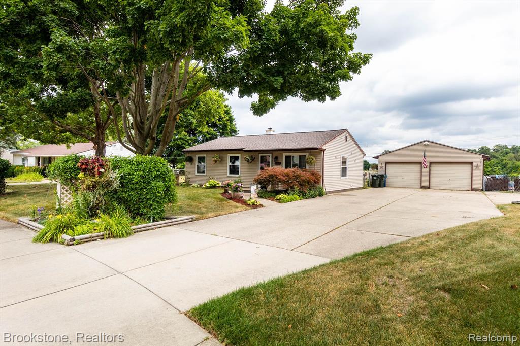 3263 Avon Manor Road Rochester Hills, MI 48307 - Photo 3 of 33