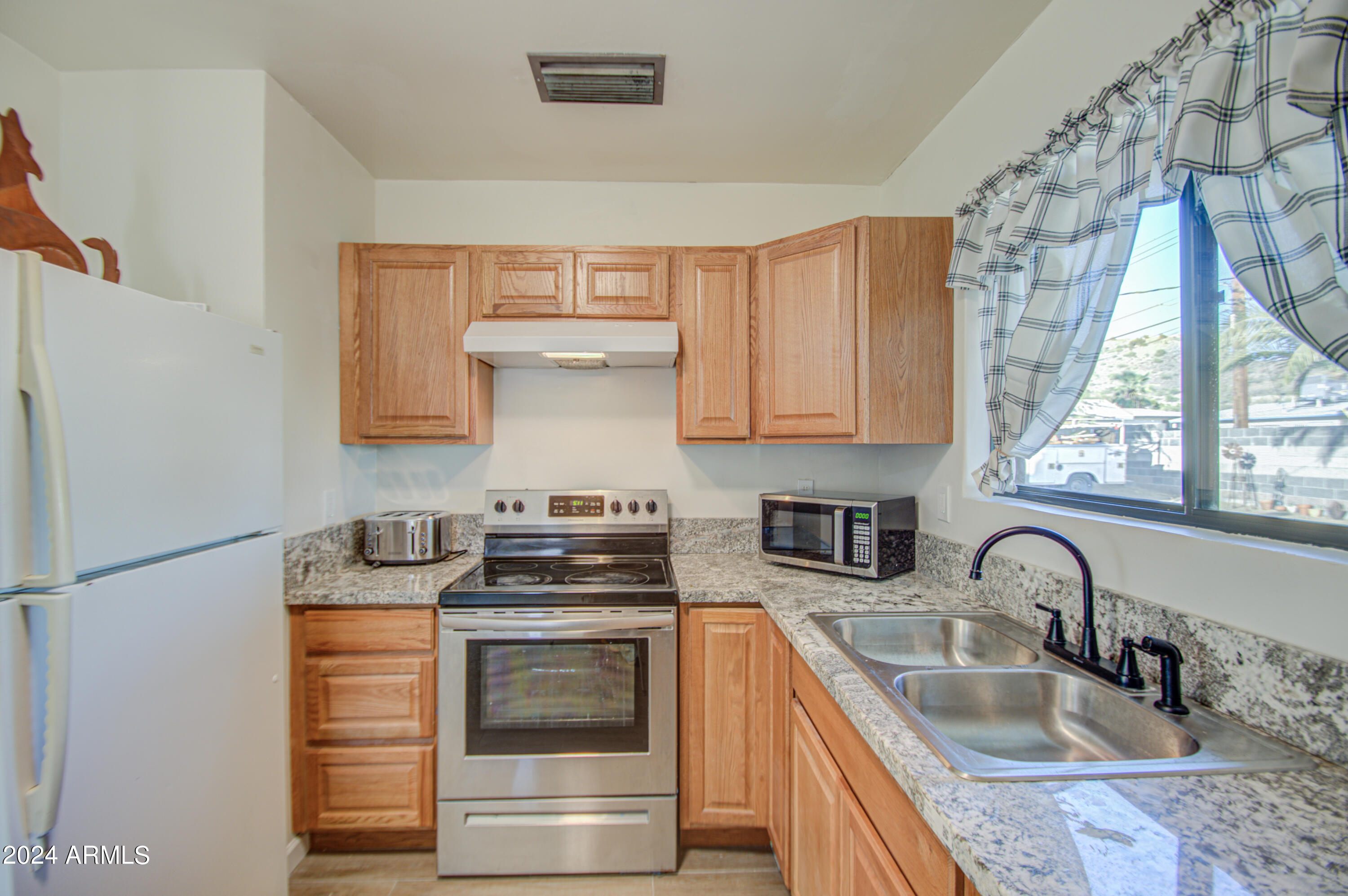 9627 North 7th Avenue Phoenix, AZ 85021 - Photo 14 of 32 Kitchen 3