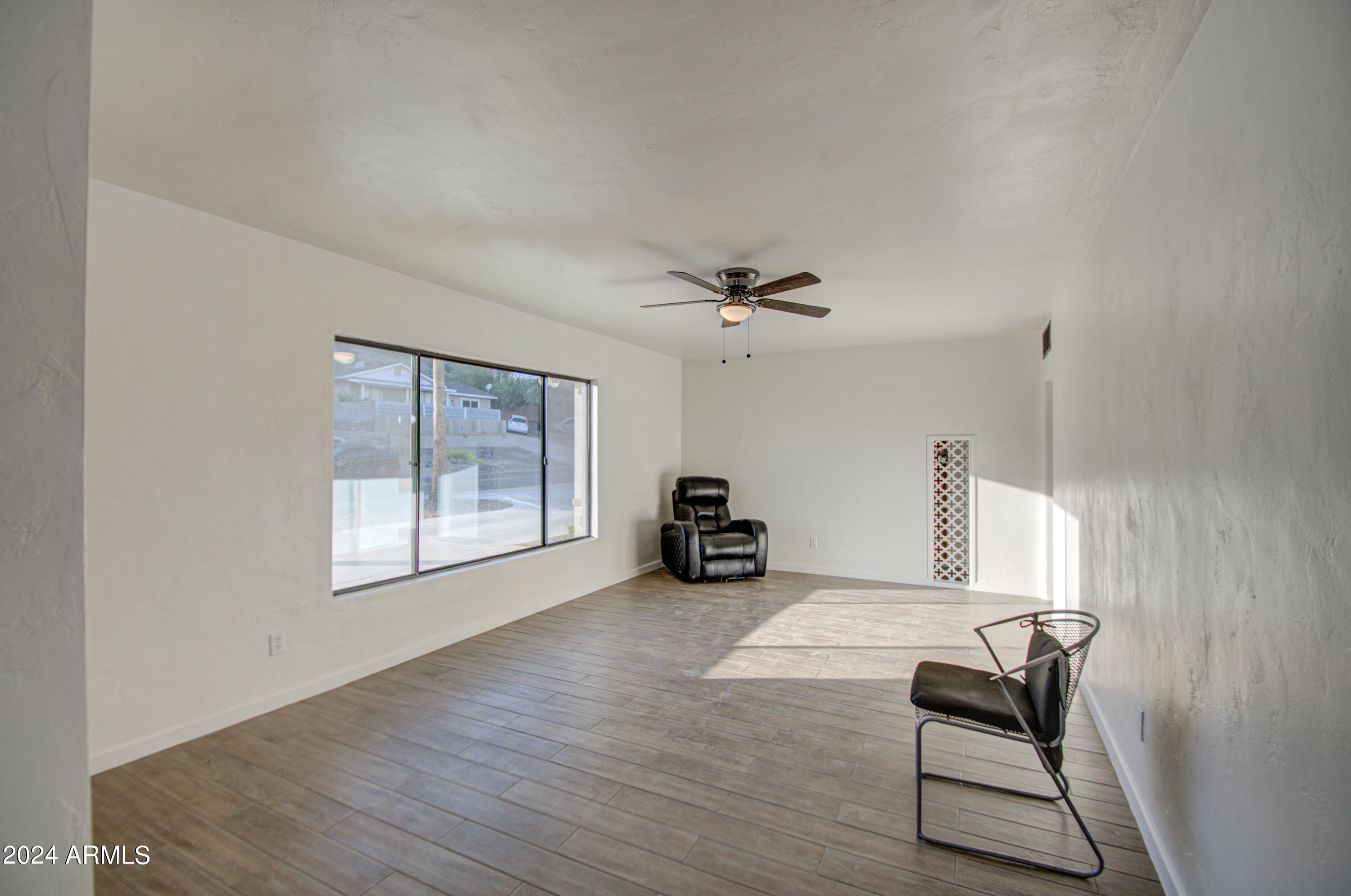 9627 North 7th Avenue Phoenix, AZ 85021 - Photo 5 of 32 Living Room 1