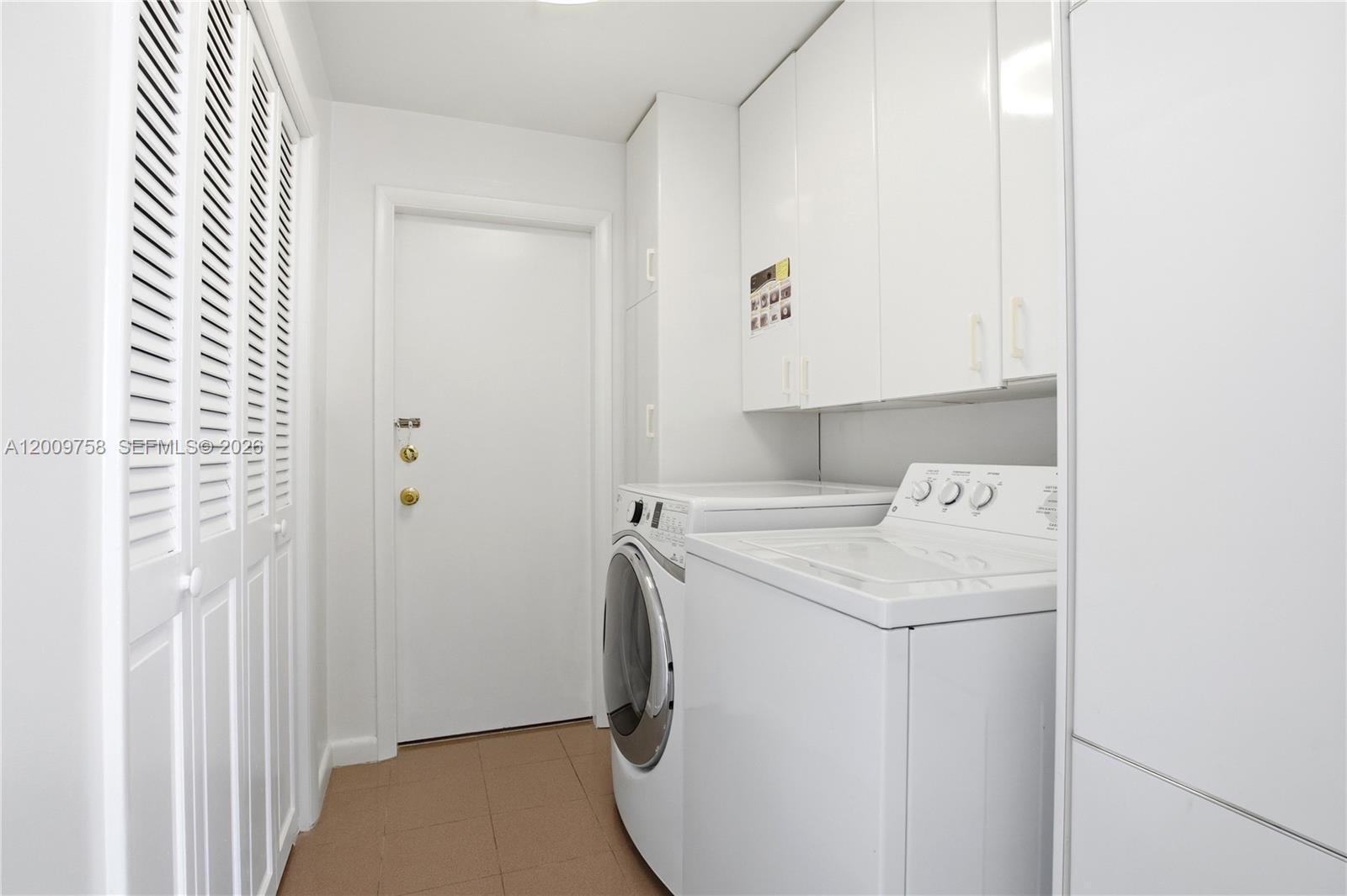 605 Ocean Drive, Unit 7L Key Biscayne, FL 33149 - Photo 21 of 38 a utility room with dryer and washer