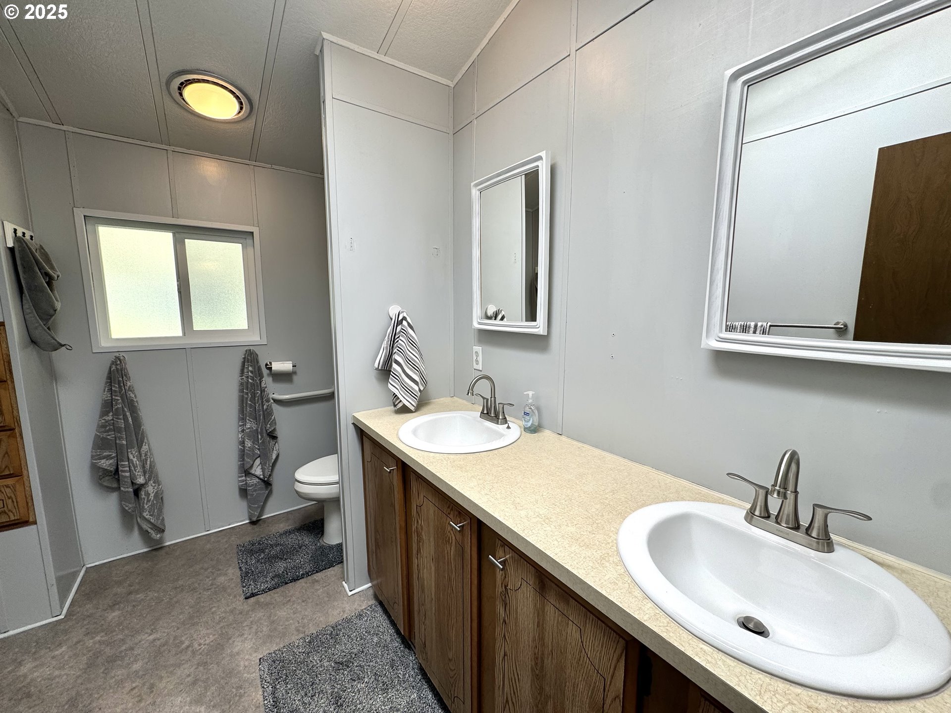 1601 Rhododendron Drive, Unit 676 Florence, OR 97439 - Photo 20 of 36 a bathroom with a sink and a mirror
