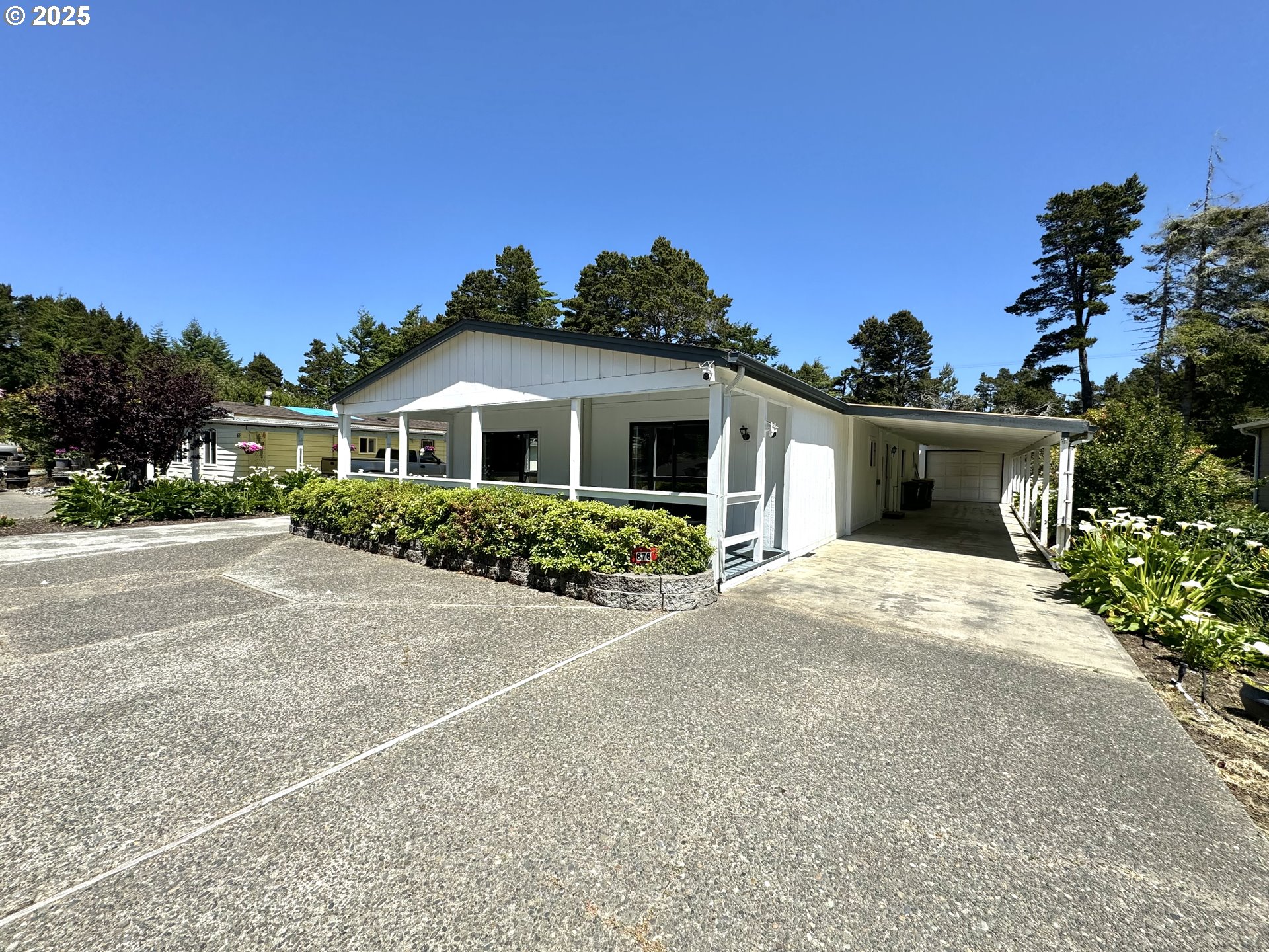 1601 Rhododendron Drive, Unit 676 Florence, OR 97439 - Photo 3 of 36 front view of a house with a yard