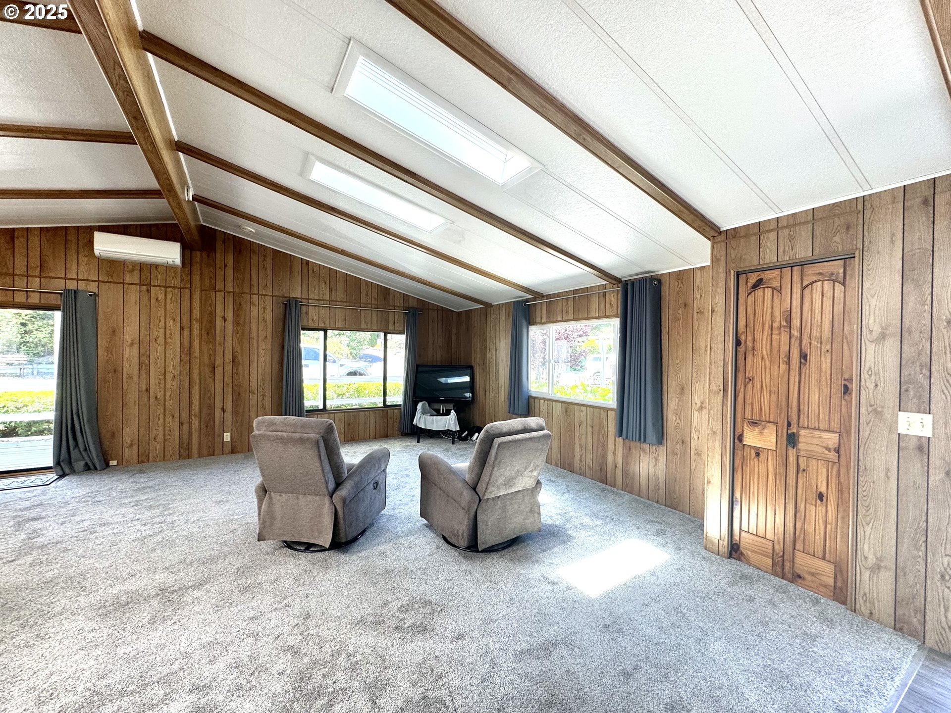 1601 Rhododendron Drive, Unit 676 Florence, OR 97439 - Photo 5 of 36 a living room with furniture and a window