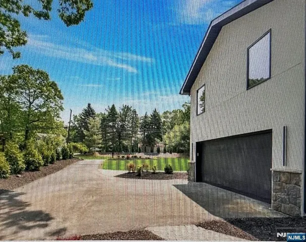 a view of a back yard