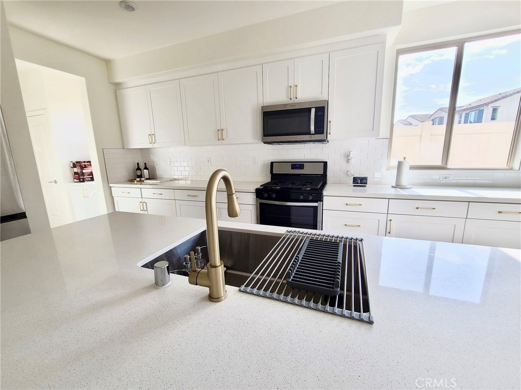 1933 South Apple Tree Way San Bernardino, CA 92408 - Photo 5 of 11 Kitchen