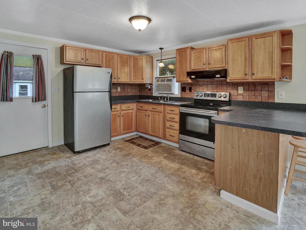 Kitchen with Breakfast Bar