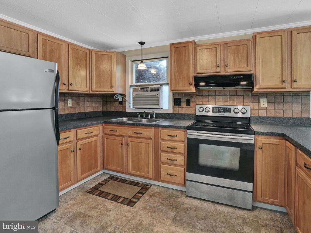 2413 Flag Marsh Road Mount Airy, MD 21771 - Photo 8 of 26 Kitchen with Breakfast Bar