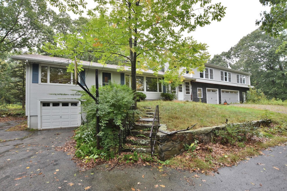 121 Swan Road Smithfield, RI 02917 - Photo 3 of 19