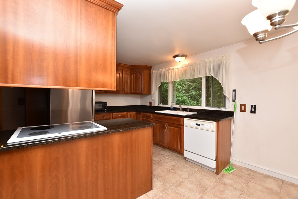 121 Swan Road Smithfield, RI 02917 - Photo 5 of 19